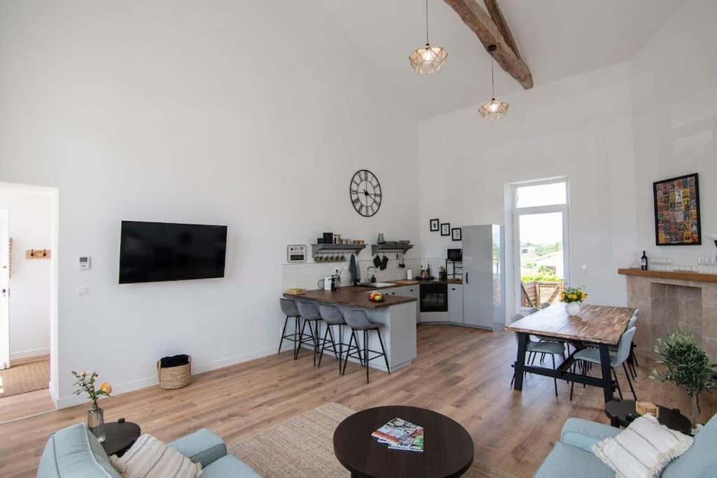 Treize Maison 3 Bed House In Centre Of Saint Severin Exterior photo